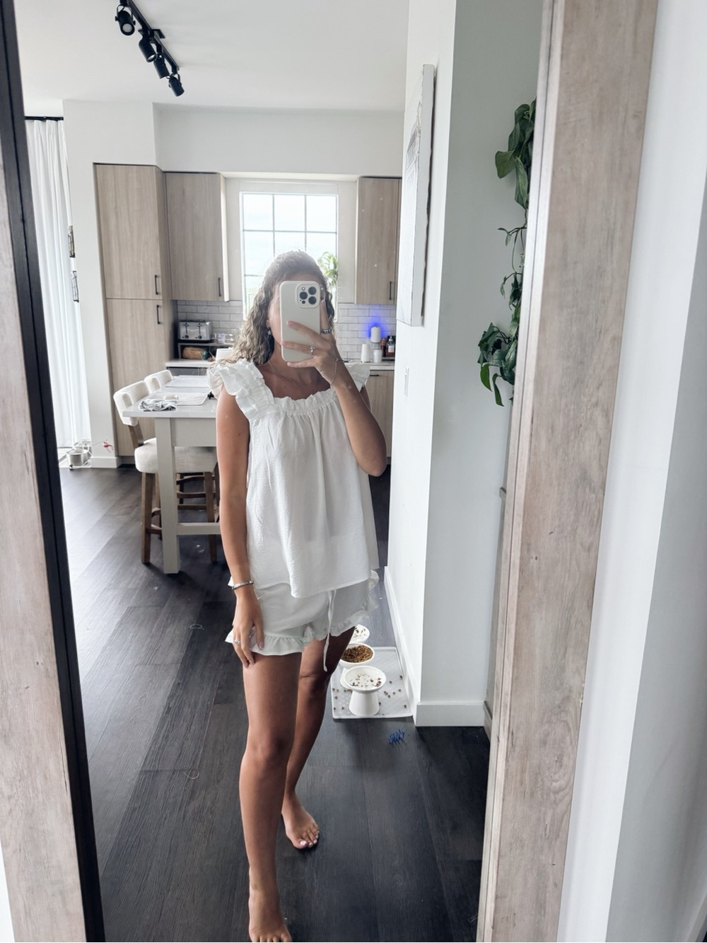 Kfubuo White Ruffled Sleeveless Top and Shorts Set (Size Small)